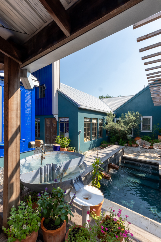 A round water basin fountain outside of the Moore/Andersson Compound in Austin, Texas